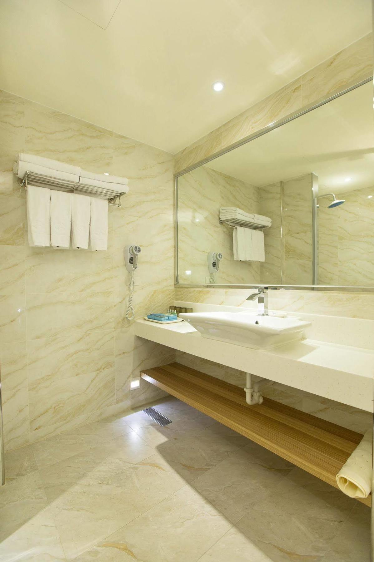 Kaishen Starlight Hotel Taitung Bagian luar foto